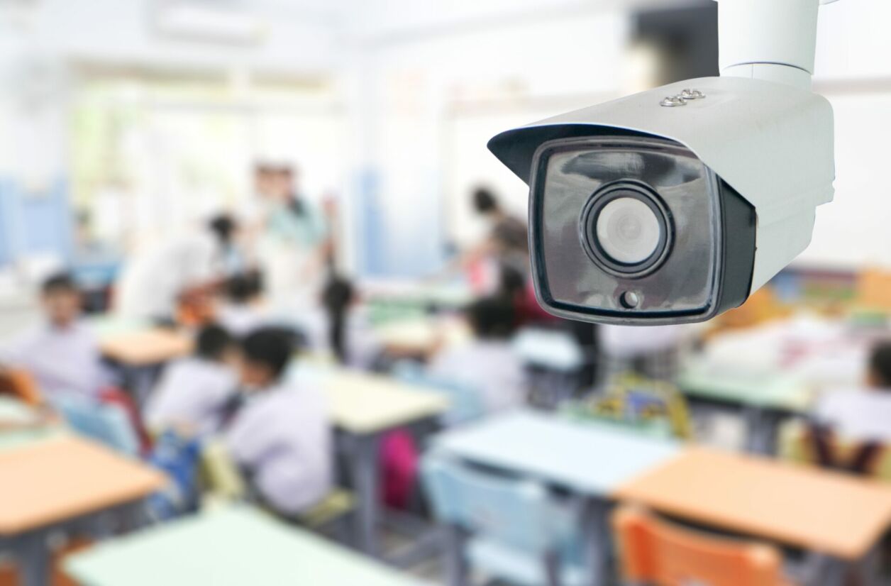 Surveillance scolaire : entre sécurité et menace pour les élèves