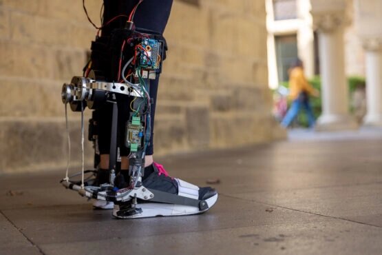 Un exosquelette sous forme de botte pour aider les personnes à mobilité réduite.