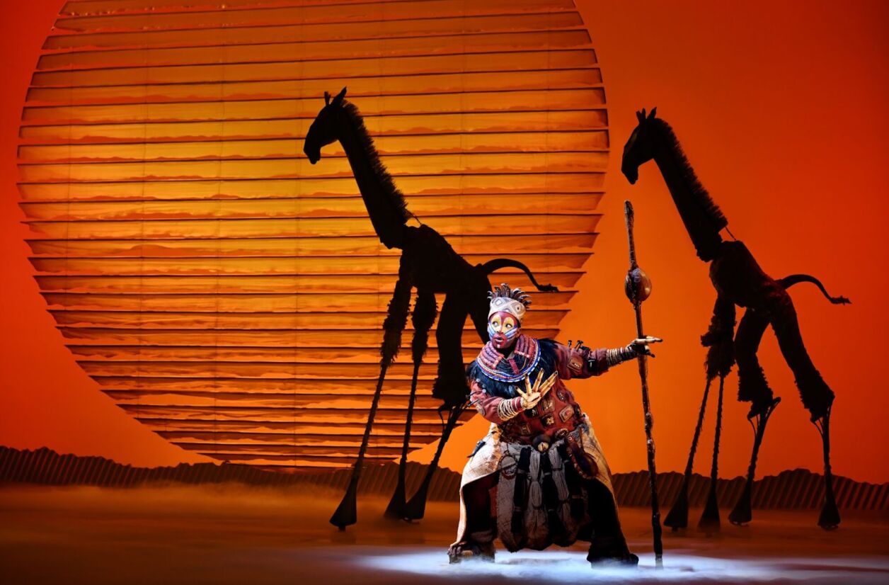 Entrez dans les coulisses du Roi Lion, un spectacle toujours aussi rugissant 