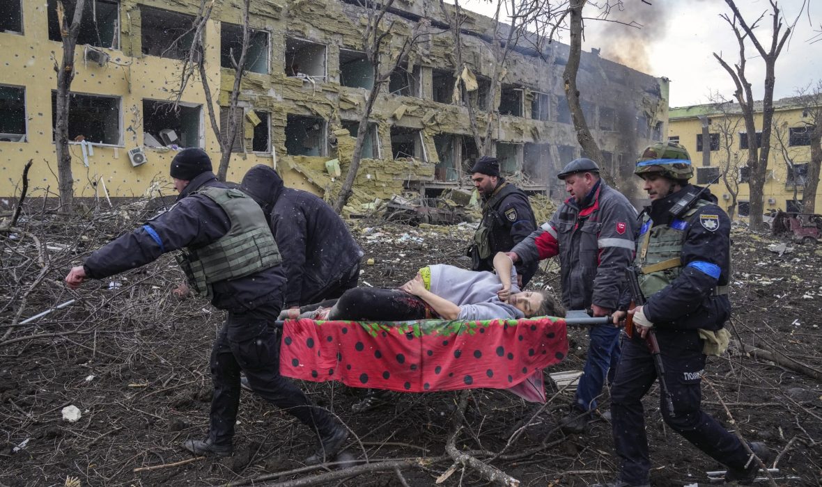 Marioupol, Ukraine, 9 mars 2022. Une femme enceinte blessée est transportée en dehors de la maternité bombardée par les troupes russes.