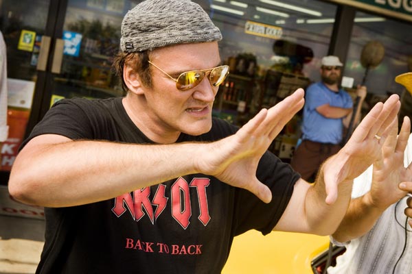 Quentin Tarantino sur le tournage de "Boulevard de la Mort" (2007). 