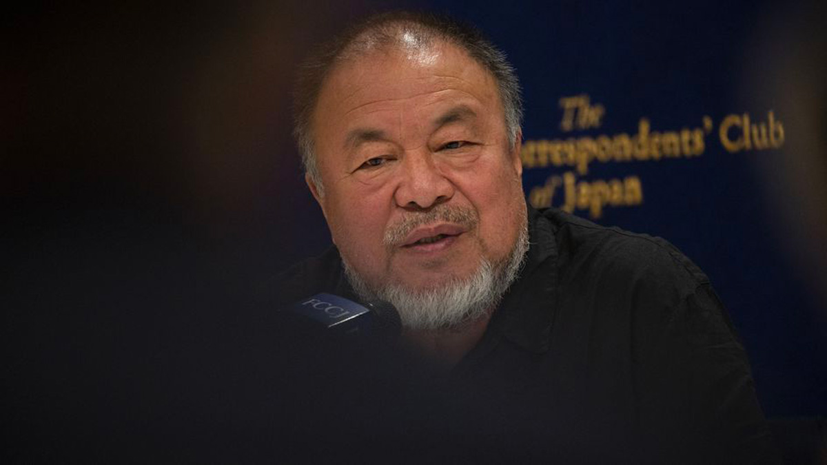 L'artiste dissident chinois Ai Weiwei lors d'une conférence de presse, à Tokyo (Japon), le 24 octobre 2022.