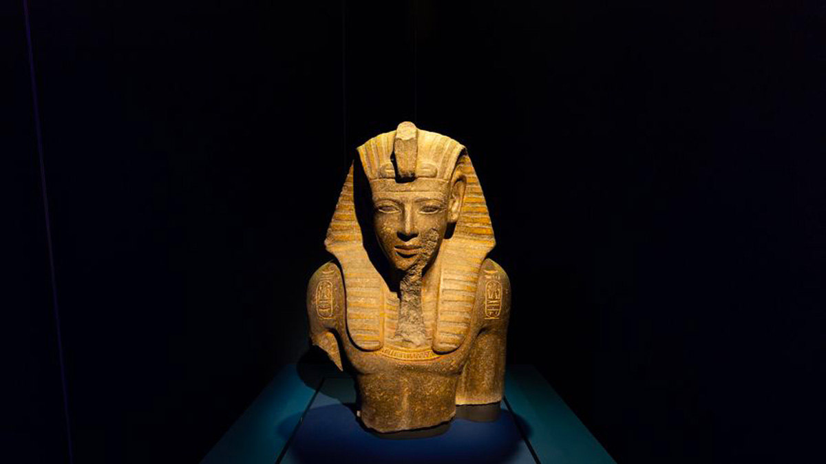 Buste en granit de Merenptah.