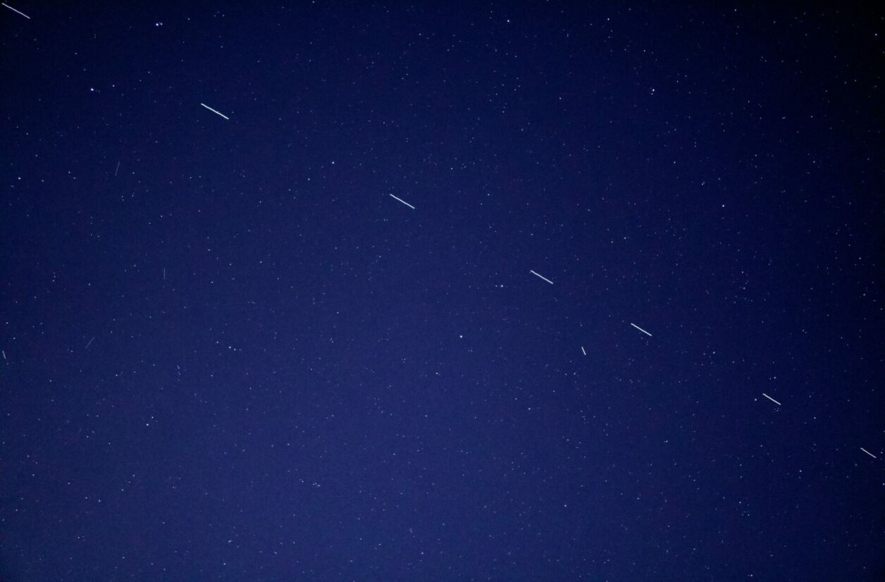 Les satellites comme ceux de Starlink peuvent laisser apparaître des séries de points lumineux dans le ciel.