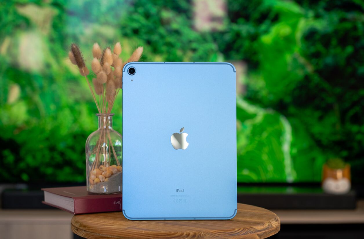 L'iPad 10 wifi+4G dans son nouveau coloris bleu.