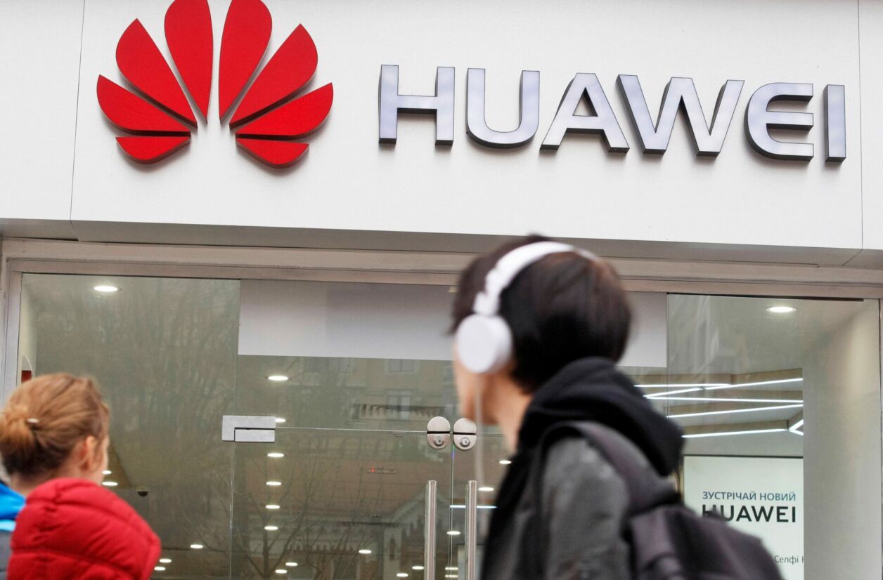 Huawei et les cinq autres entreprises chinoises étaient sur liste noire depuis 2021 et de ce fait déjà menacées d'une bannissement total des États-Unis. 
