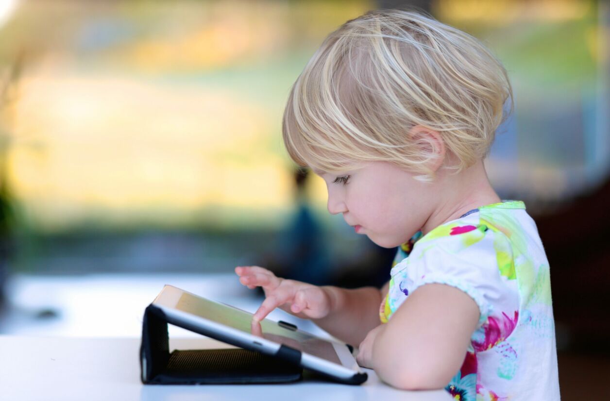 La majorité des enfants de deux ans n'utilisent pas les écrans.