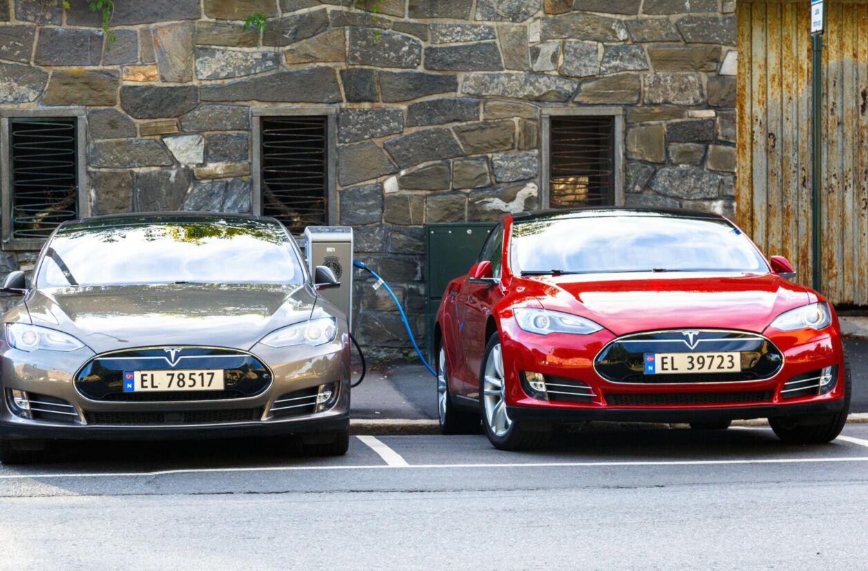 Garée dans un parking, une voiture Tesla a filmé le voleur en pleine action.