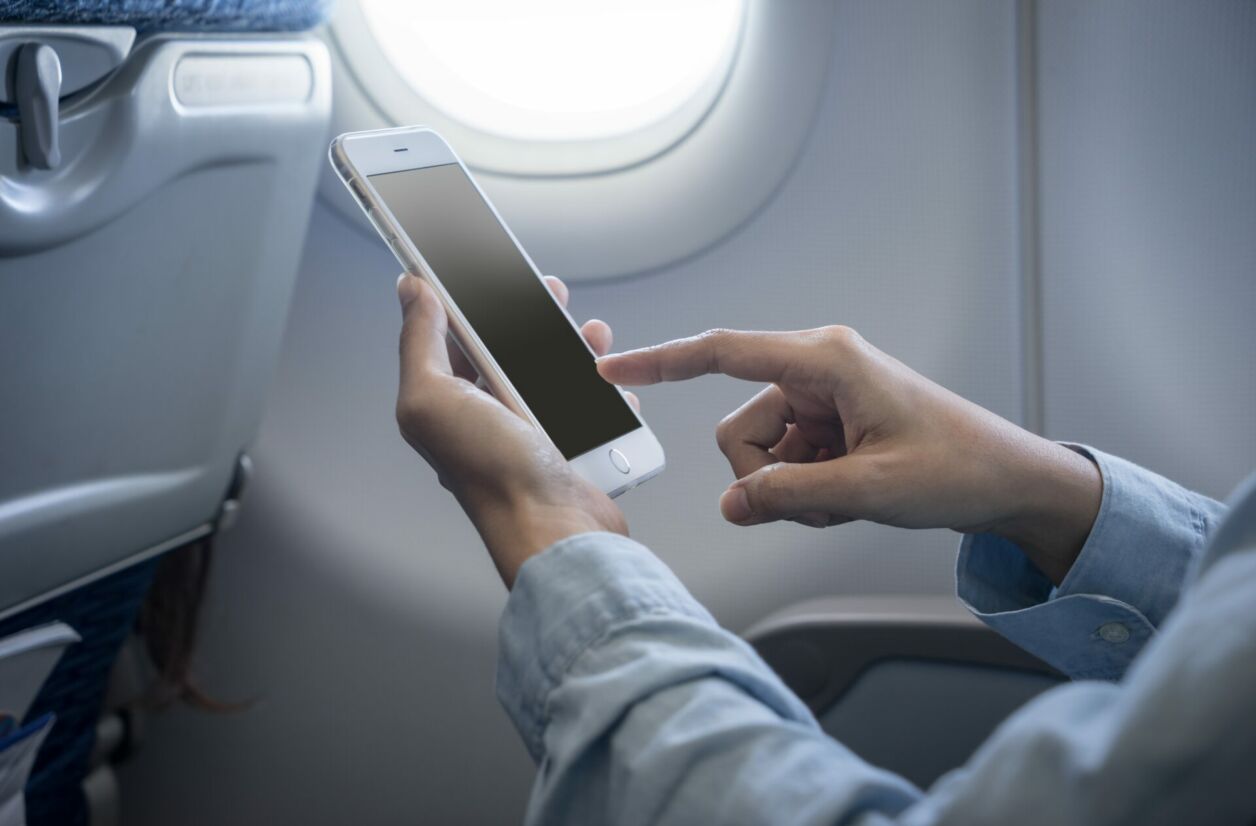 Même si en Europe les interférences ne sont pas dangereuses pour les avions, il est tout de même conseillé, aujourd'hui, de mettre son téléphone en mode avion pendant le vol. 