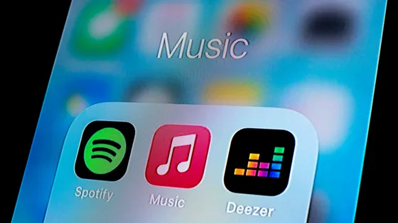 Plusieurs artistes achèteraient des streams afin de faire gonfler leurs écoutes sur les plateformes de streaming musical. © Getty - SOPA images