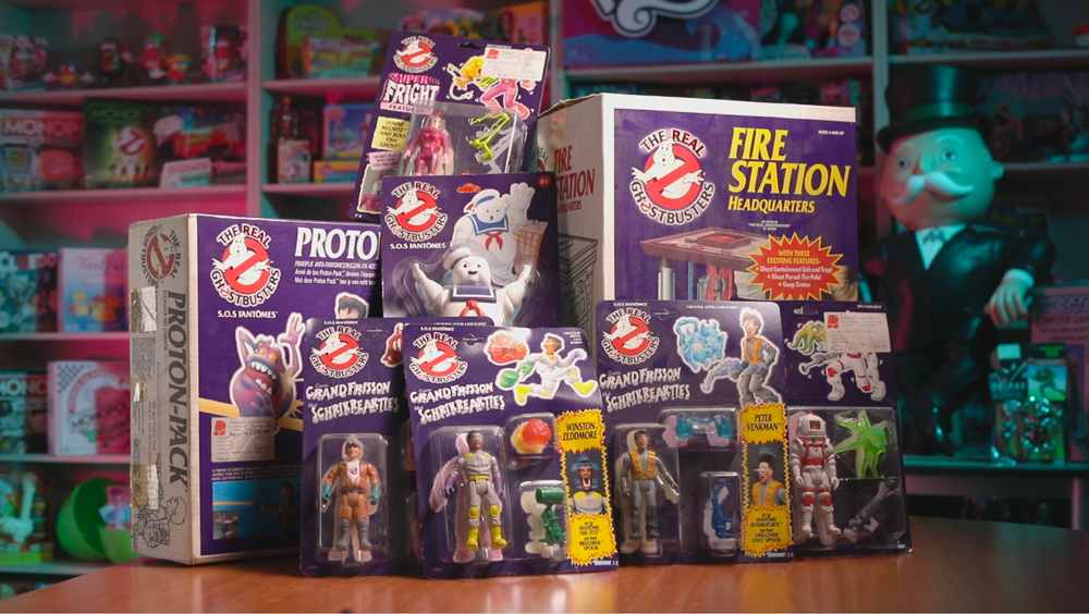 Le mystérieux entrepôt de Hasbro, exploré par ArkéoToys, regorge de vieux jeux et jouets, comme ces produits dérivés de la fameuse licence des années 1980, Ghostbusters.