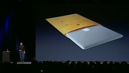Steve Jobs était réputé pour la façon dont il dévoilait ses derniers produits. Le MacBook Air n'a pas fait exception à la règle, le PDG de la marque sortant un ordinateur si fin qu'il tenait dans une enveloppe de bureau. 