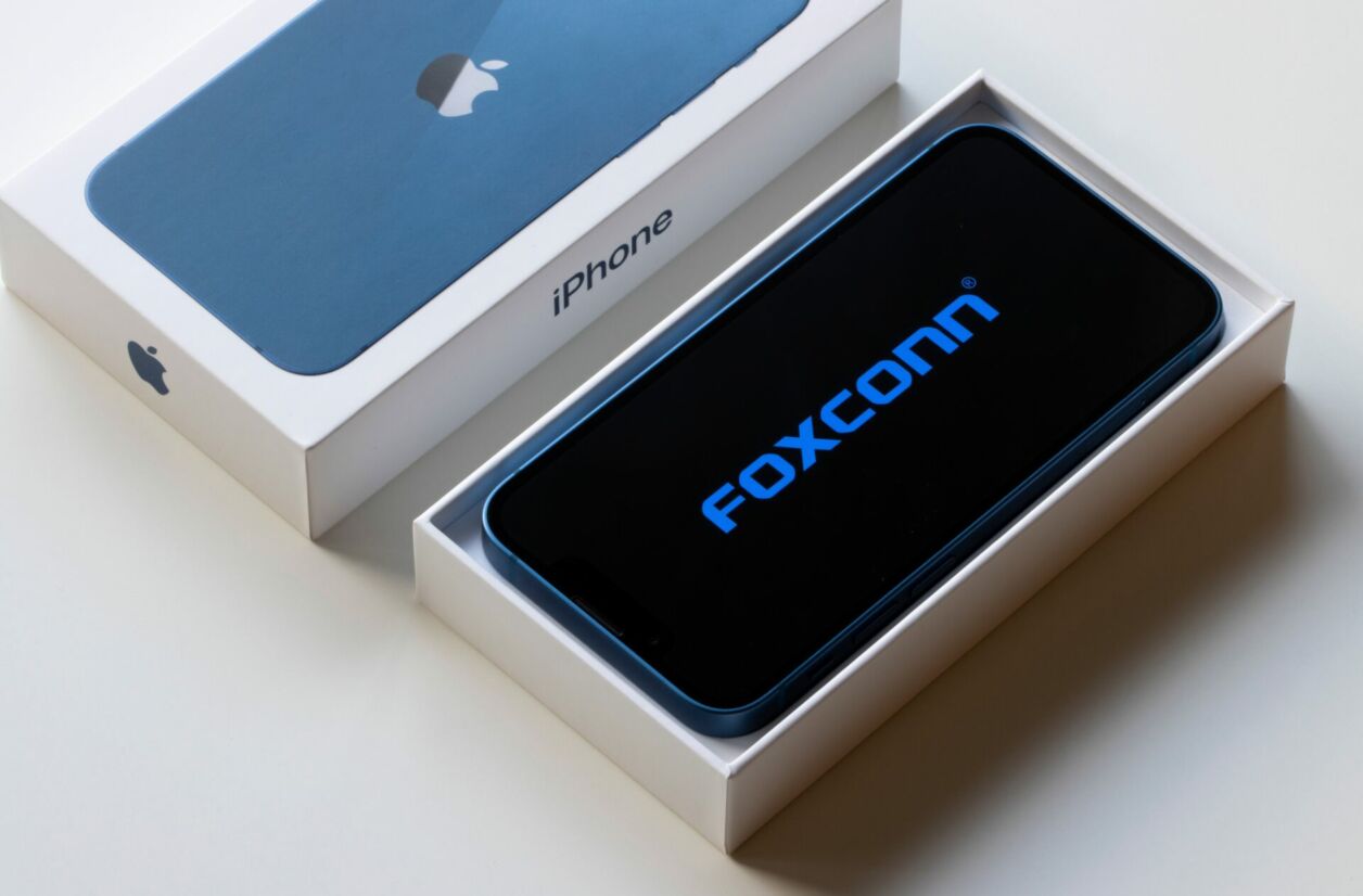 L'usine Foxconn s'occupe de la production d'une grande partie des iPhone. Apple souhaite diversifier les moyens de production pour éviter de ne dépendre que d'un territoire. 