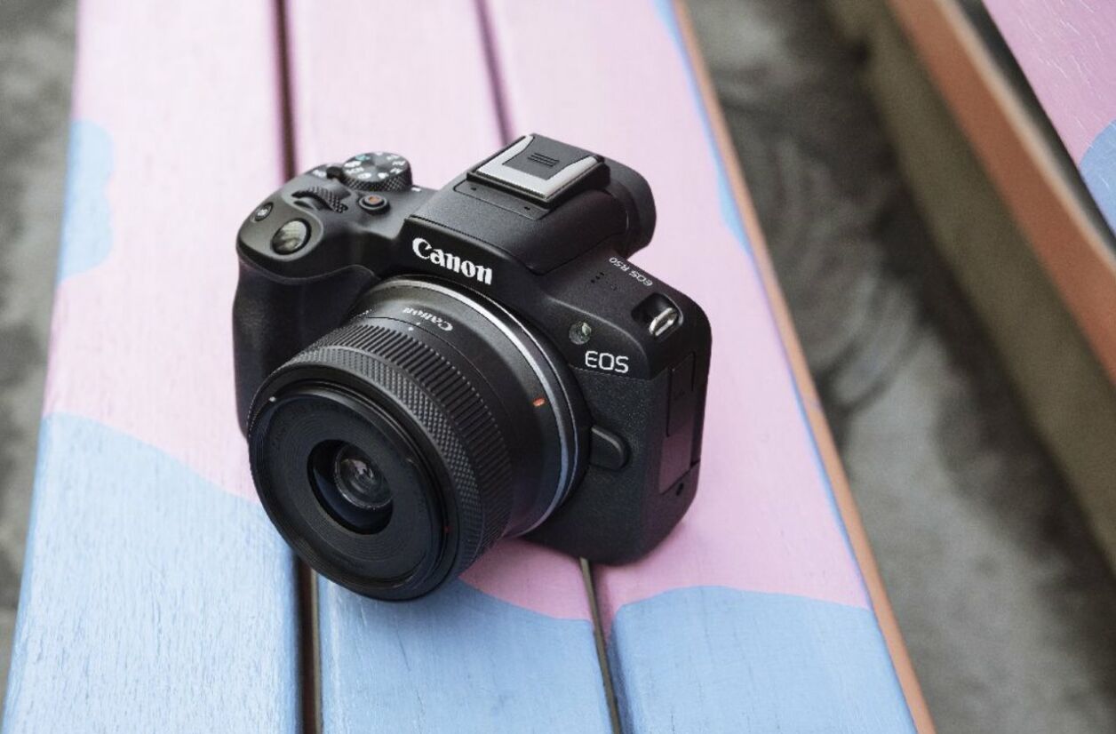 Le EOS R50 est le nouvel hybride APS-C de Canon.