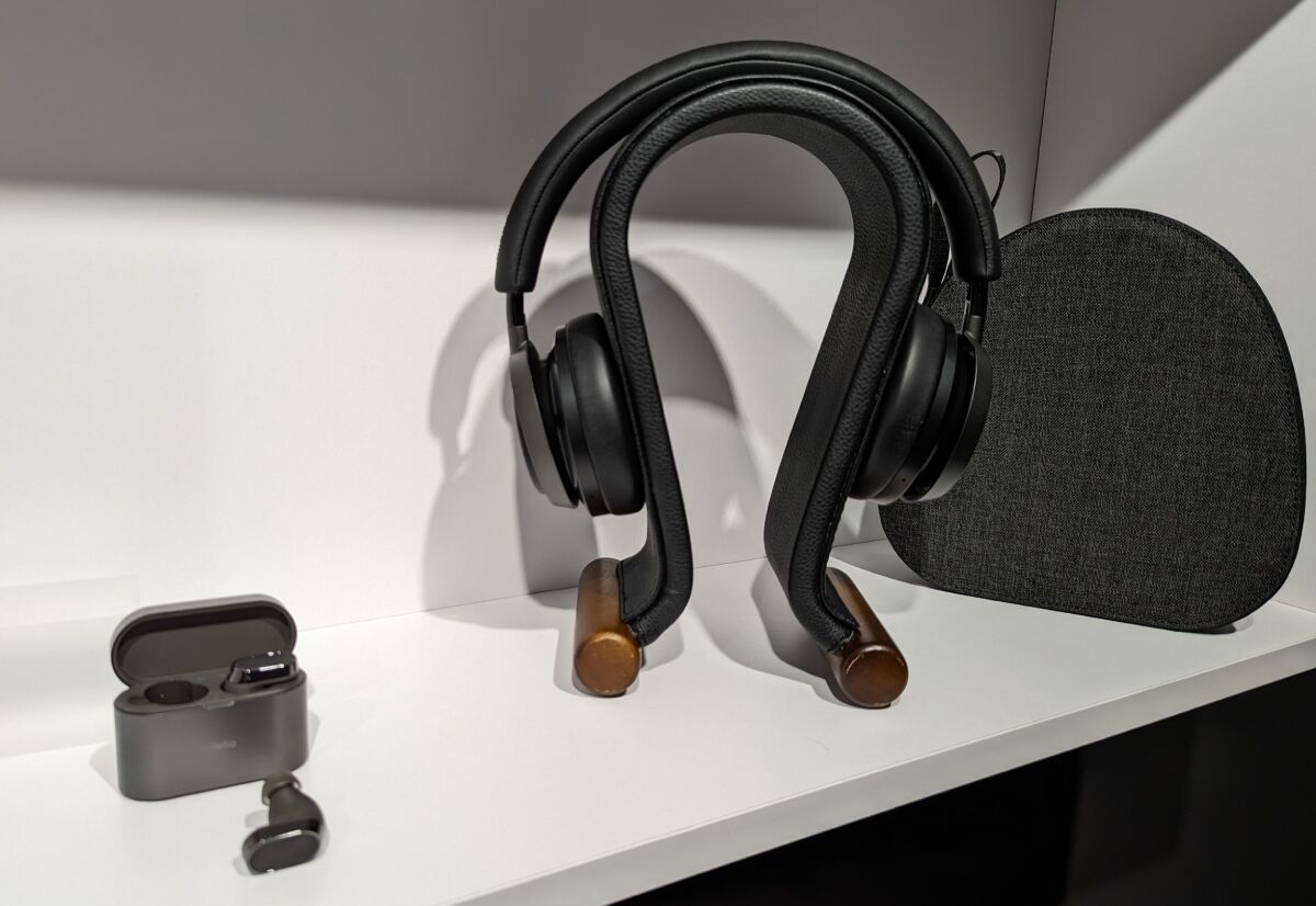 La série haut de gamme de casques et d'écouteurs de Philips, Fidelio, change de forme et de matériaux. 