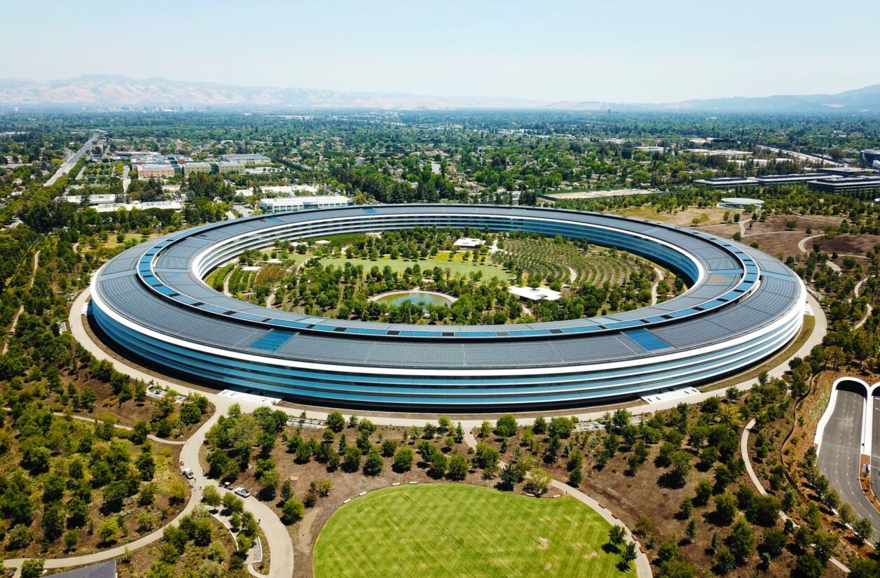 Dans son gigantesque campus américain, Apple compte des milliers d'employés dont les avantages sont limités. 