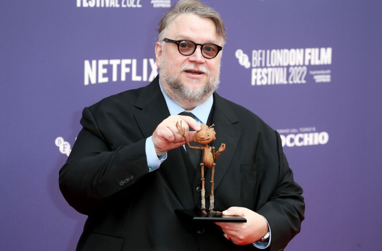 Guillermo del Toro et son Pinocchio lors de la présentation de sa nouvelle adaptation en 2022. 