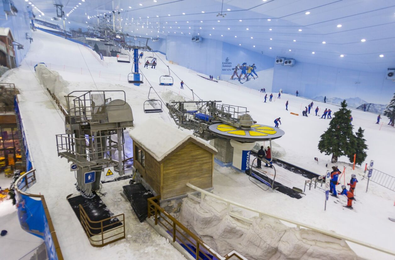 Neige, remontées mécaniques… Cette piste de ski n'est pas dans les Alpes, mais à Dubaï ! Une aberration qui fait grincer les dents des écolos.