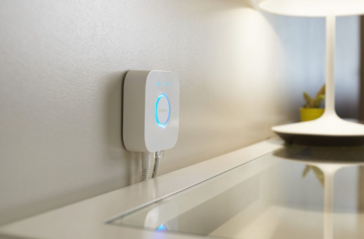 Ce petit appareil permet de contrôler toutes les ampoules connectées de la marque dans la maison. 