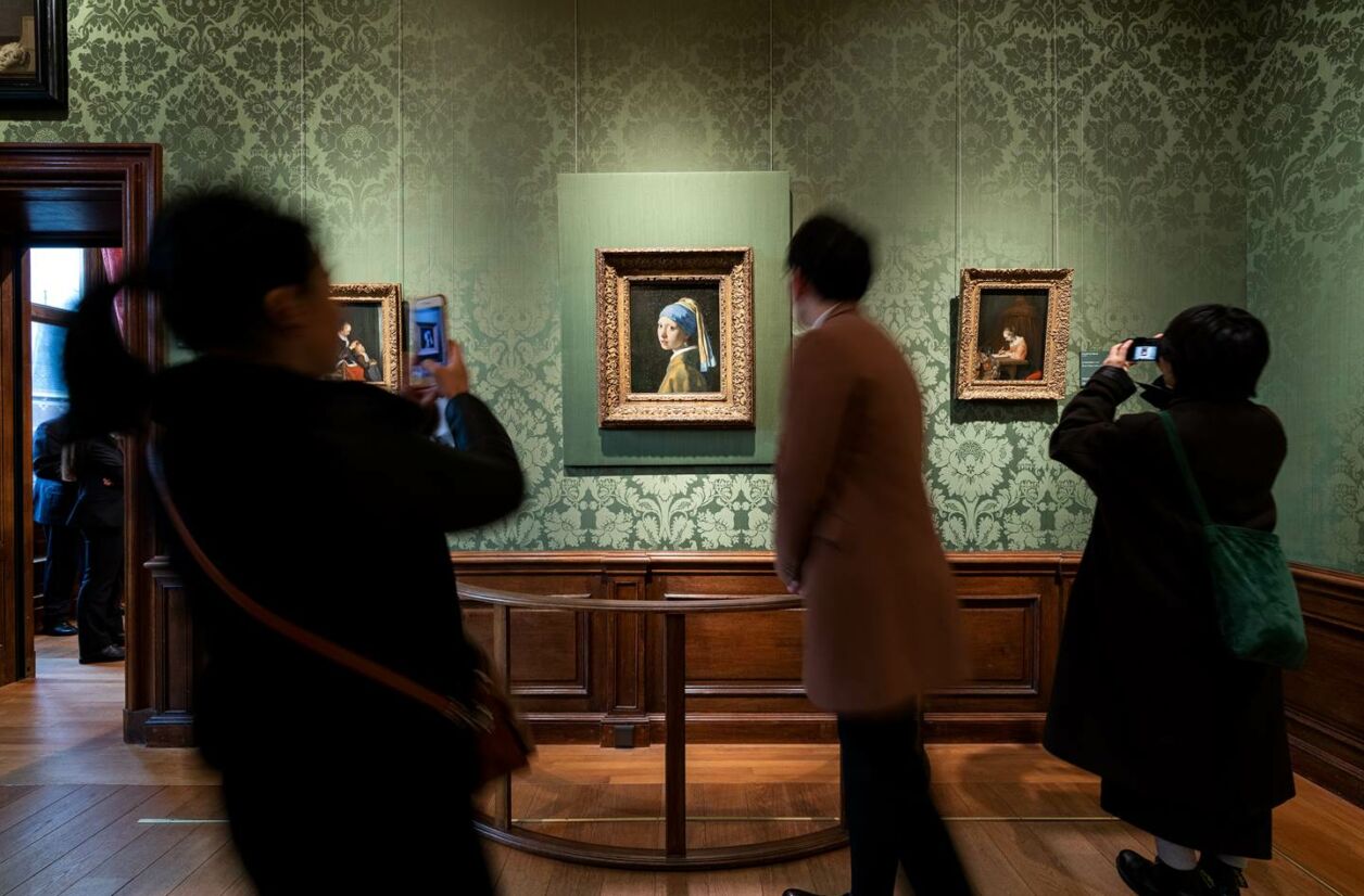 Le musée expose des reproductions du célèbre tableau de Vermeer.