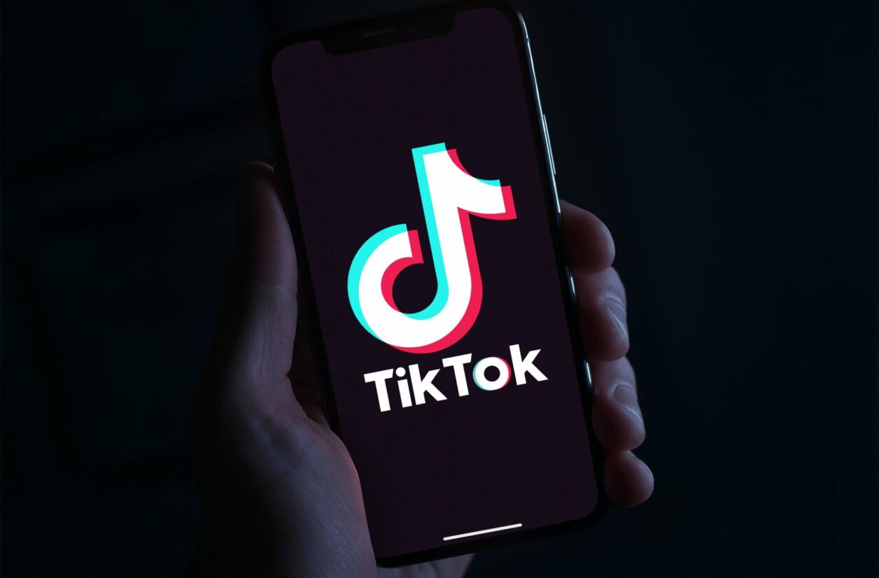 TikTok a étendu la section concernant les deepfakes dans ses règles communautaires.