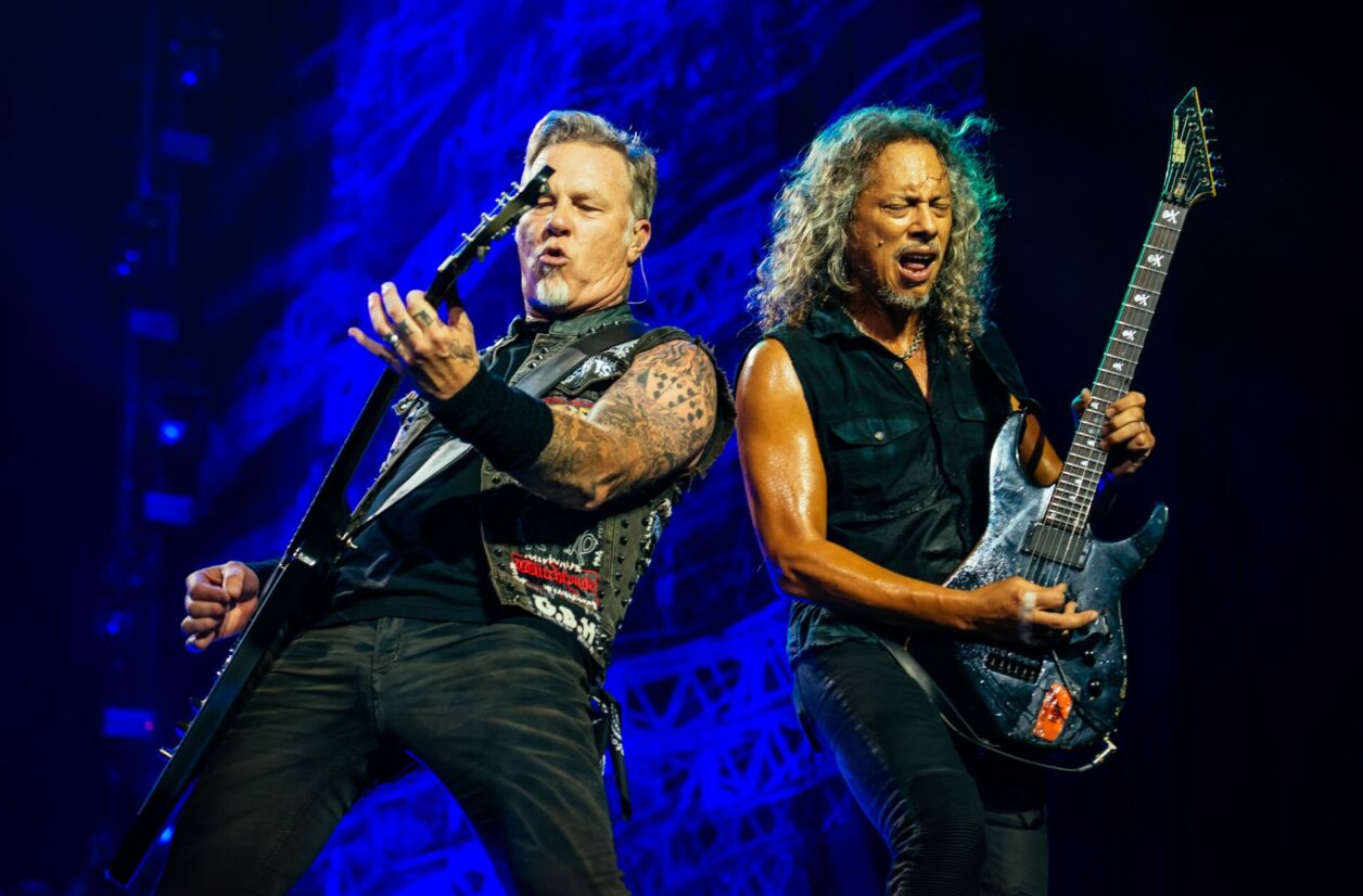 Le guitariste et chanteur James Hetfield, accompagné par le soliste Kirk Hammett