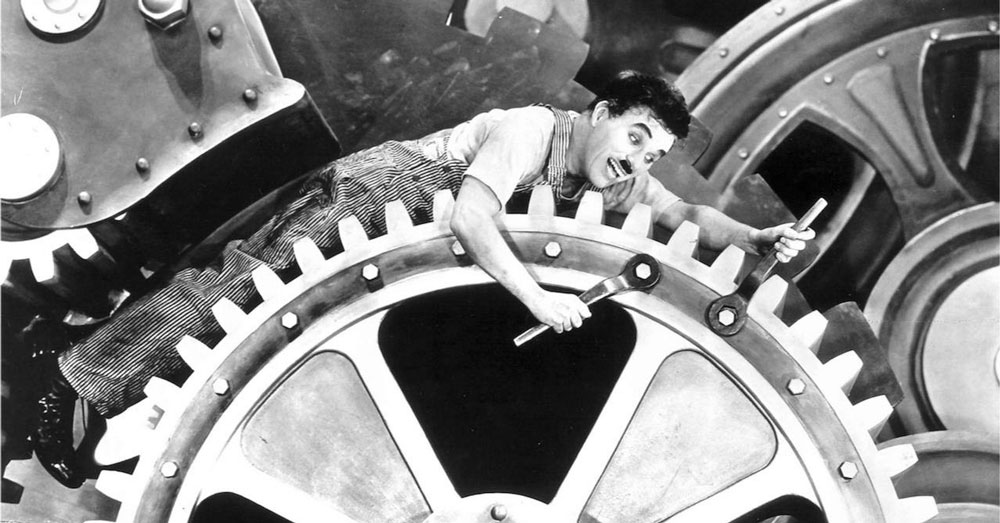 Dans “Les Temps Modernes”, réalisé en 1936, Charlie Chaplin opère une critique acharnée de l’industrialisation et de la productivité à outrance exigée par le système capitaliste.