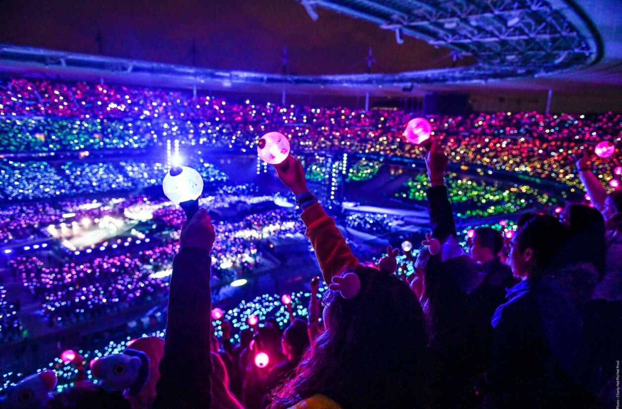 Un Stade de France quasi plein pour un concert de K-Pop, symbole d’un phénomène qui a (aussi) conquis l’Hexagone.