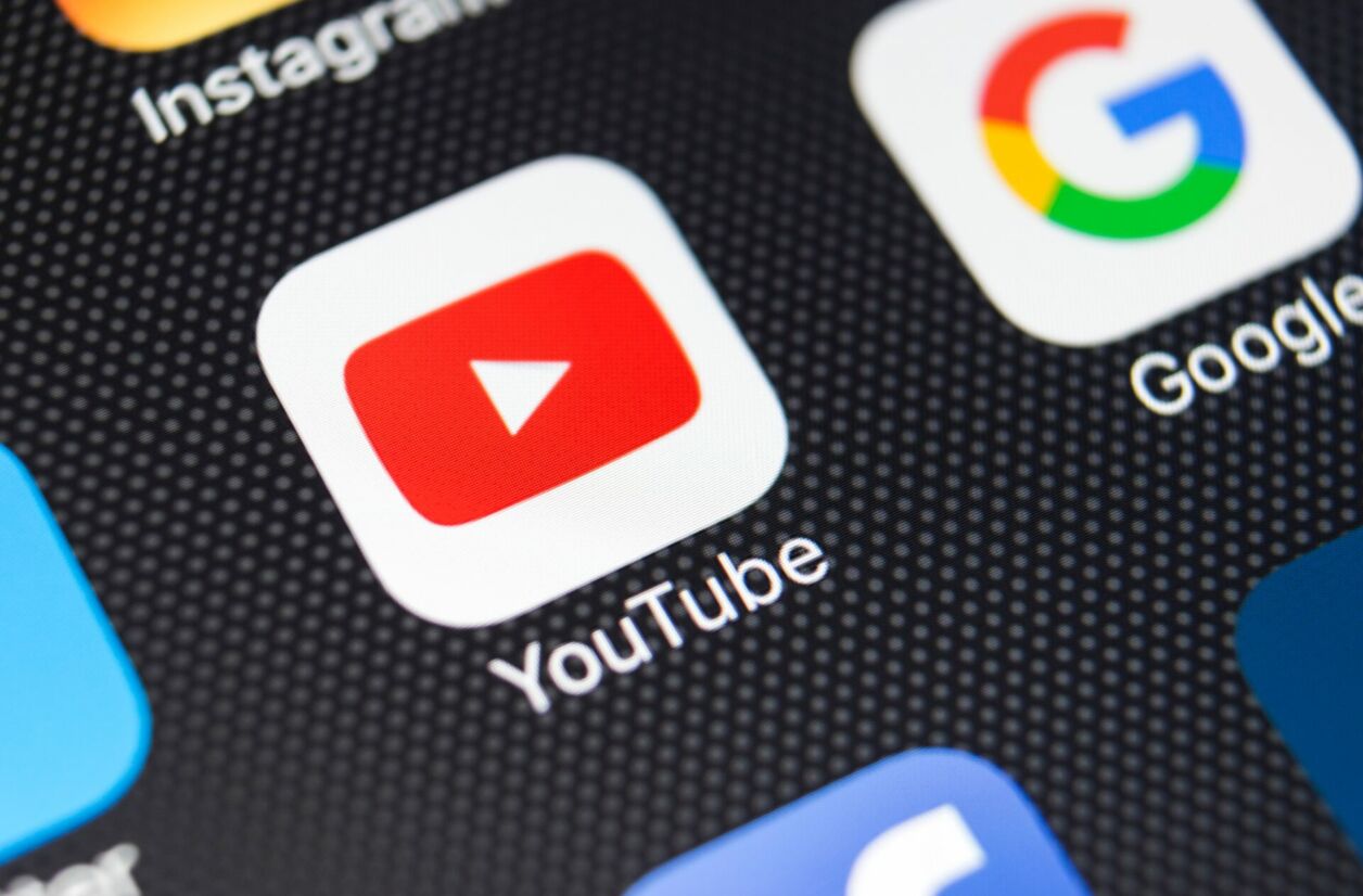 YouTube a recommandé plus de vidéos sur les armes à feu aux jeunes ayant regardé les contenus recommandés.