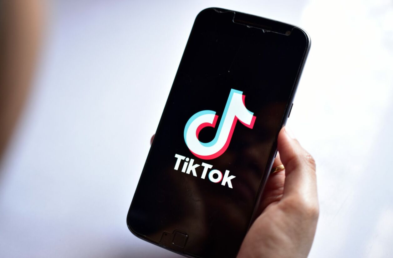 TikTok s'est défendu en assurant notamment que les données représentant les centres d’intérêt des utilisateurs ne sont pas forcément représentatives de leur identité. 