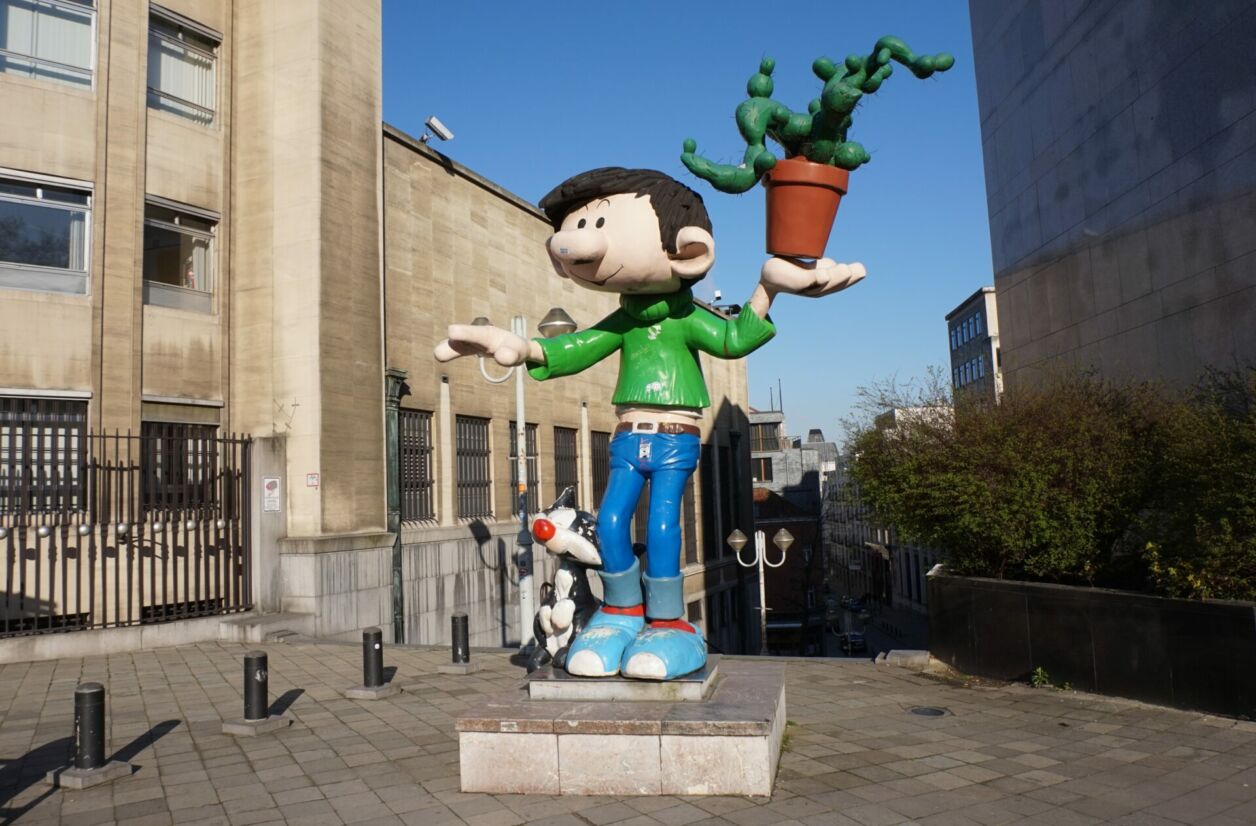 Statue de Gaston Lagaffe  et son chat à Bruxelles, en Belgique. 