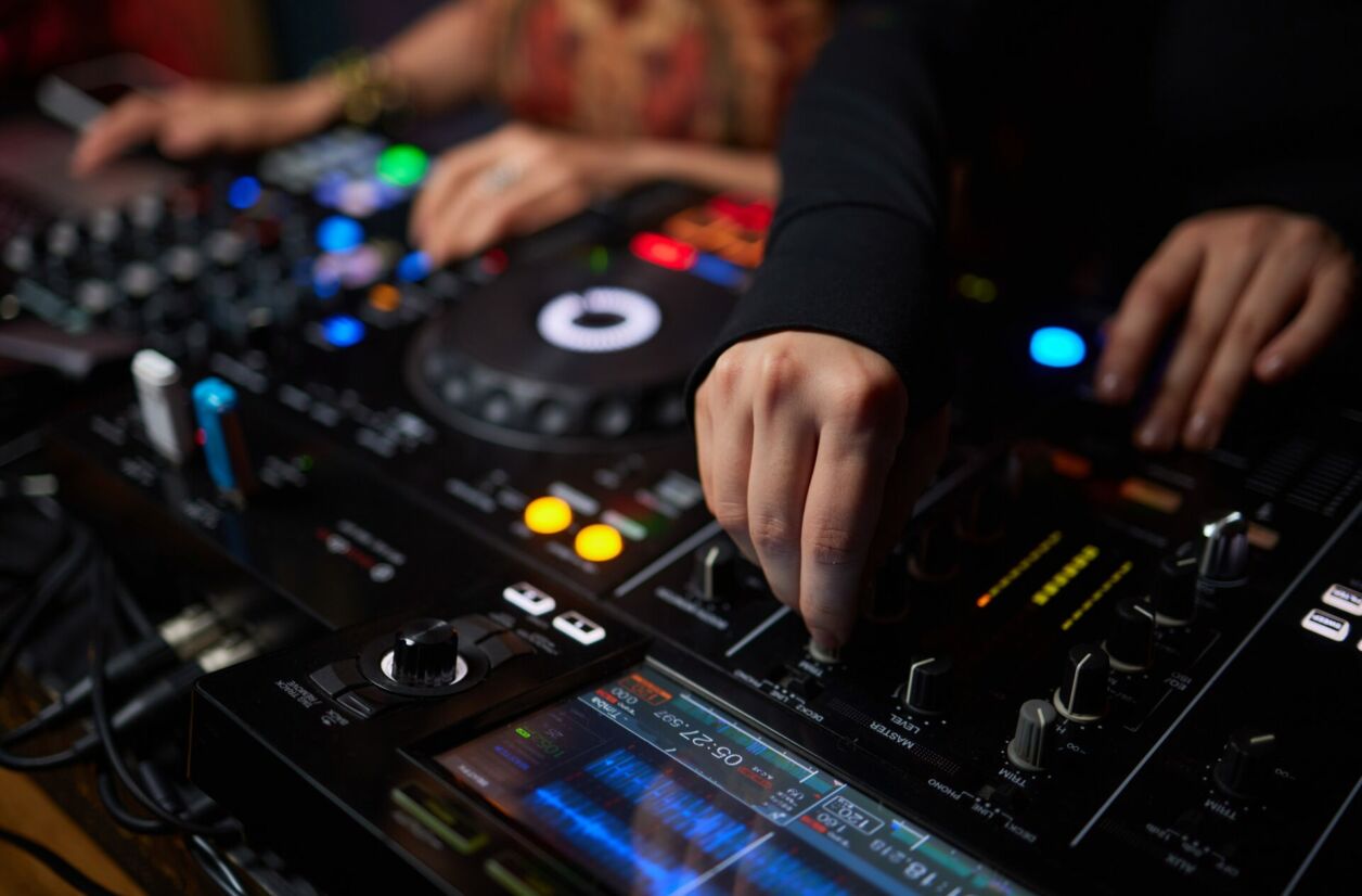 Venez apprendre le métier de DJ accompagné d'un professionnel. 