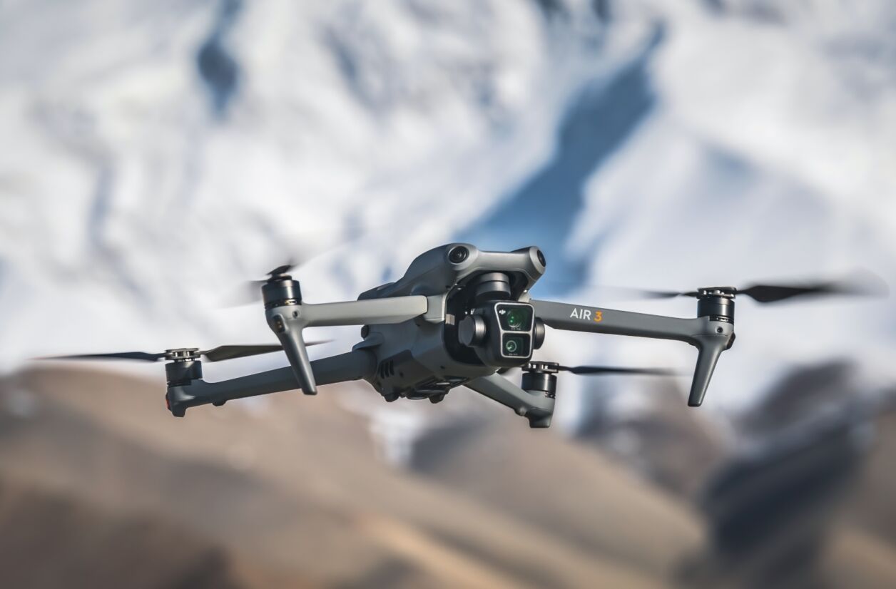 Le drone DJI Air 3 se veut compact et professionnel. 