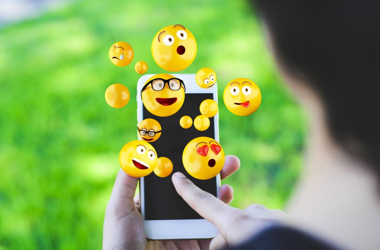 À l'origine : des smileys aux emojis, l'art d'exprimer ses émotions sur Internet