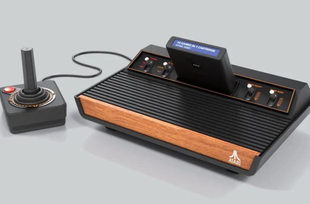L'Atari 2600+ reprend le design de la console classique mais est 20 % plus petite. 