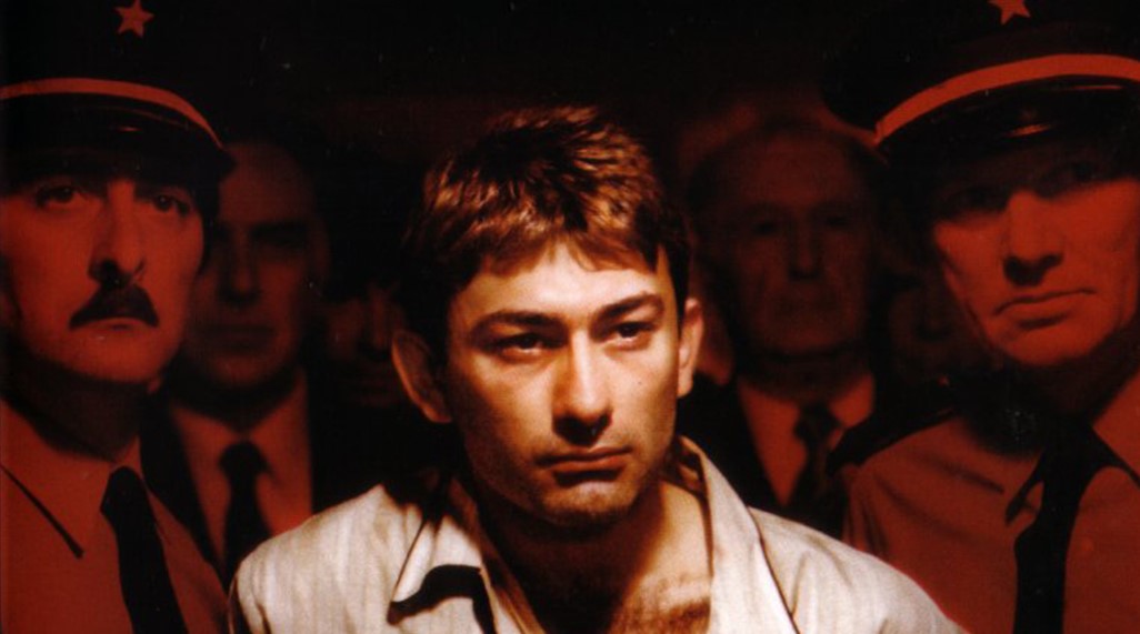 Le film "Pull-over rouge" (1979) de Michel Drach adaptait le roman choc de Gilles Perrault.