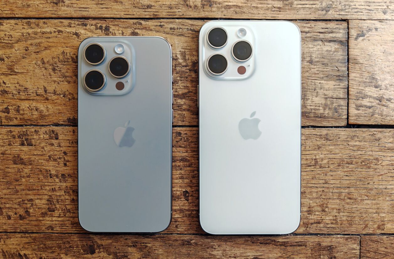 L'iPhone 15 Pro, aux côtés de l'iPhone 15 Pro Max (à droite).