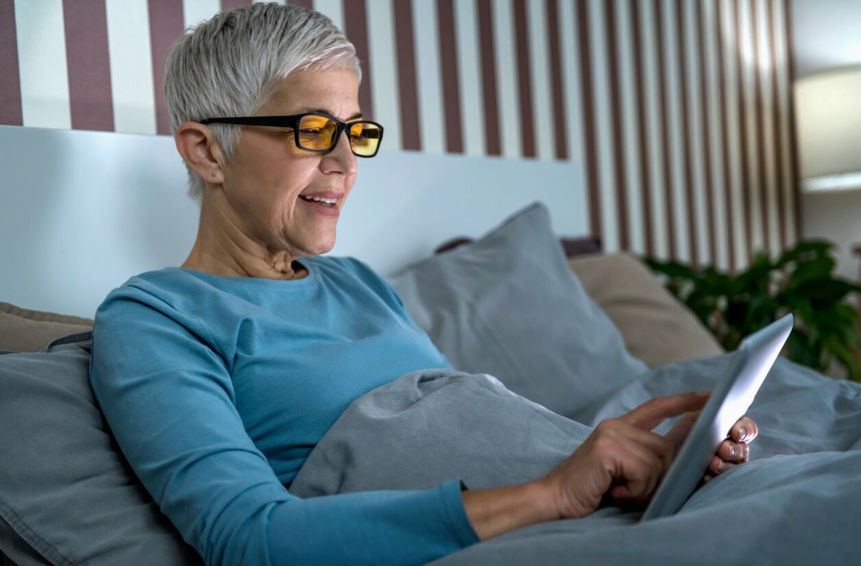 Les lunettes anti-lumière beue permettent de passer d'un écran à l'autre en fatiguant moins ses yeux.