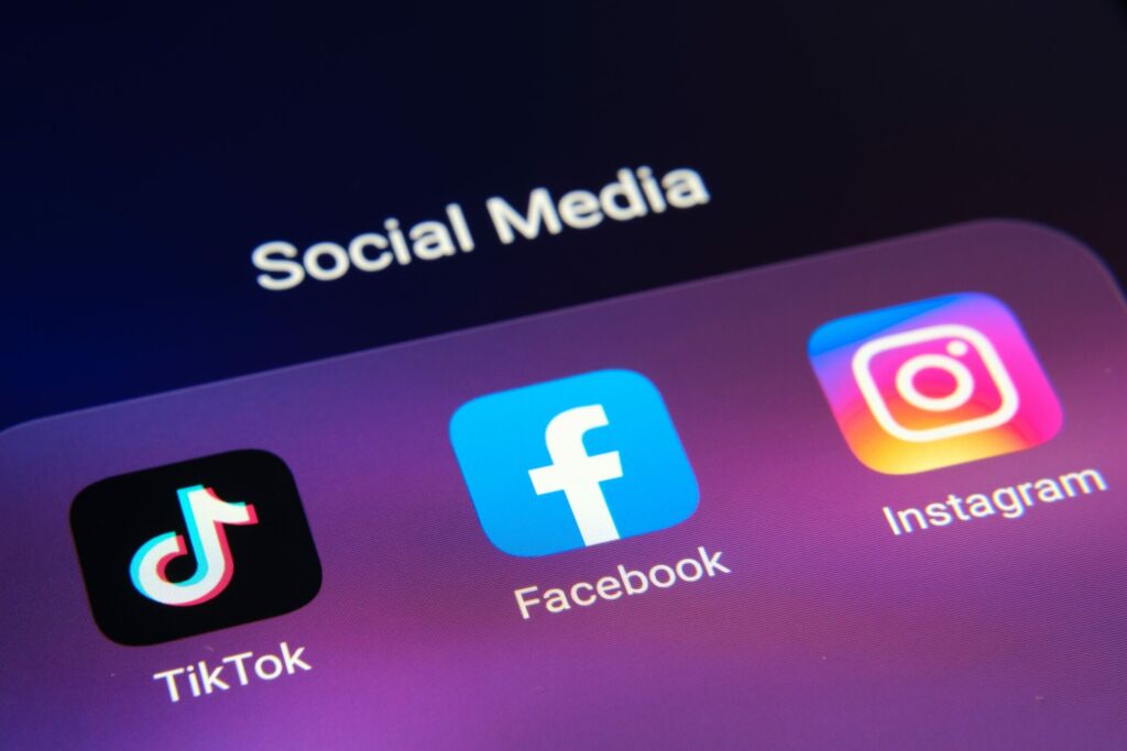 Facebook, Instagram et TikTok envahis par des pubs pour des IA