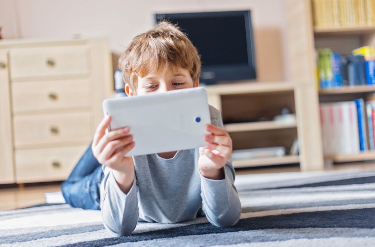 5 œuvres pour comprendre l’impact des écrans sur les jeunes