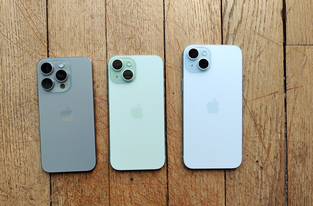 L'iPhone 15, au centre, entouré du 15 Pro à gauche et du 15 Plus à droite.
