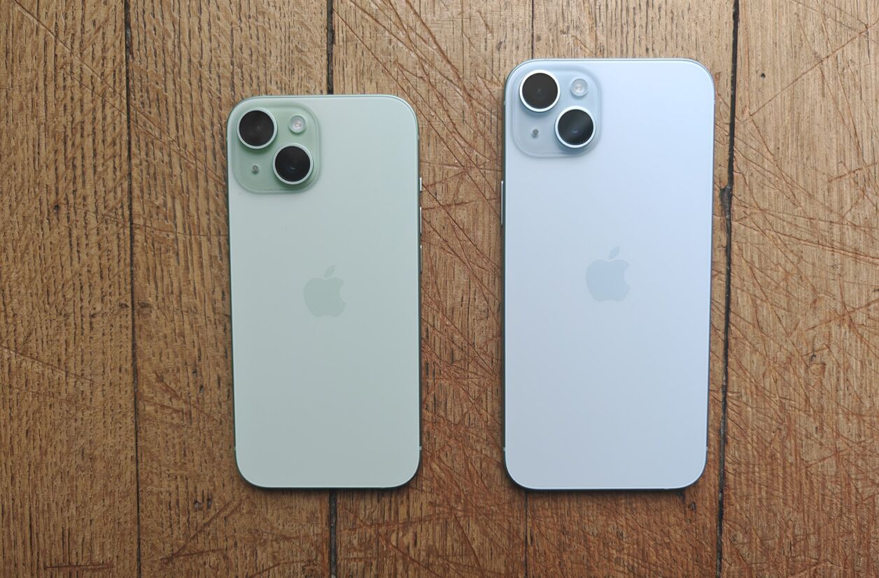 L'Apple iPhone 15 Plus aux côtés de son petit frère. Une différence... de taille.