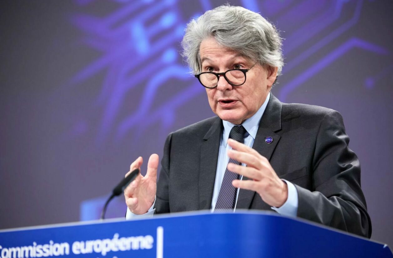 La Commission européenne appelle le gouvernement français à abroger des dispositions promulguées avec les deux lois.