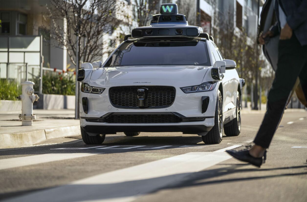 Les véhicules Jaguar I-Pace de Waymo vont communiquer des messages aux autres usagers de la route à travers leurs dômes de toit, qui sont dotés d’écrans LED. 