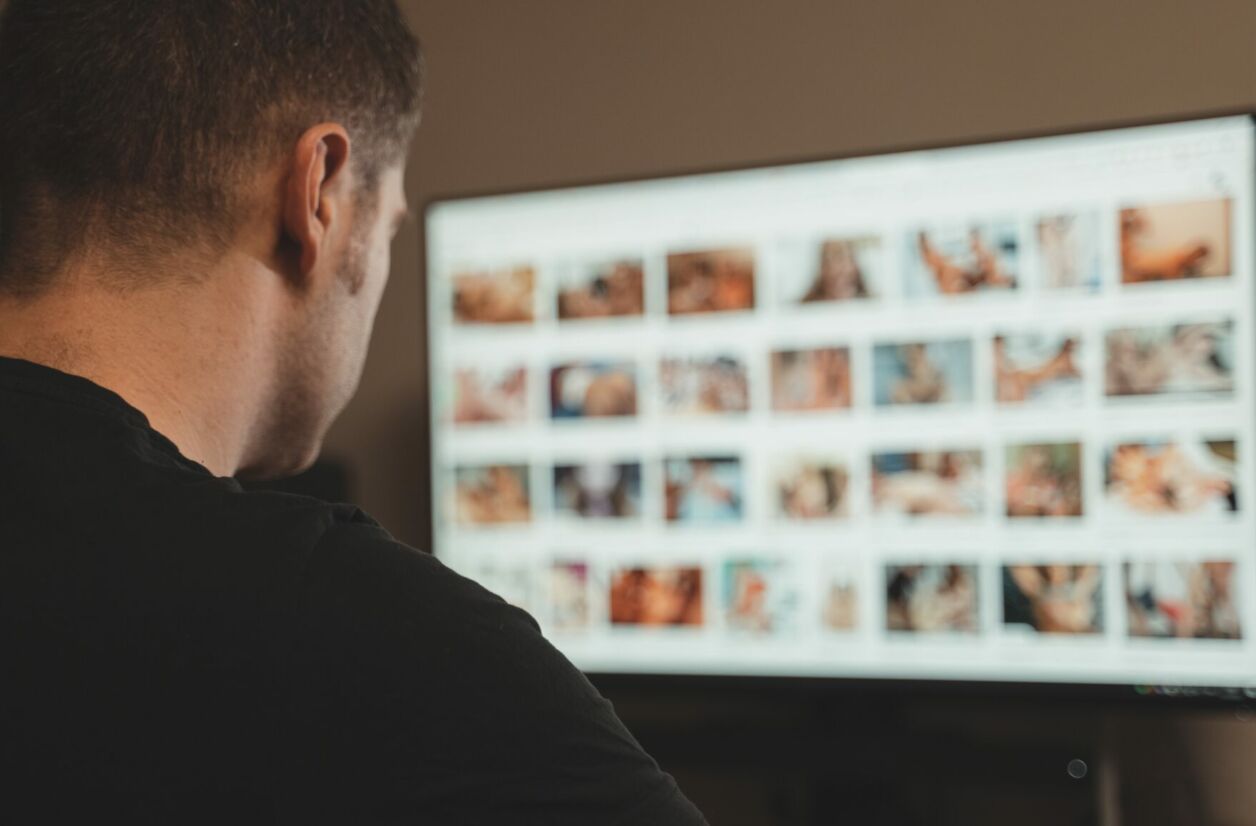 Environ 700 vidéos pornographiques ont été découvertes.