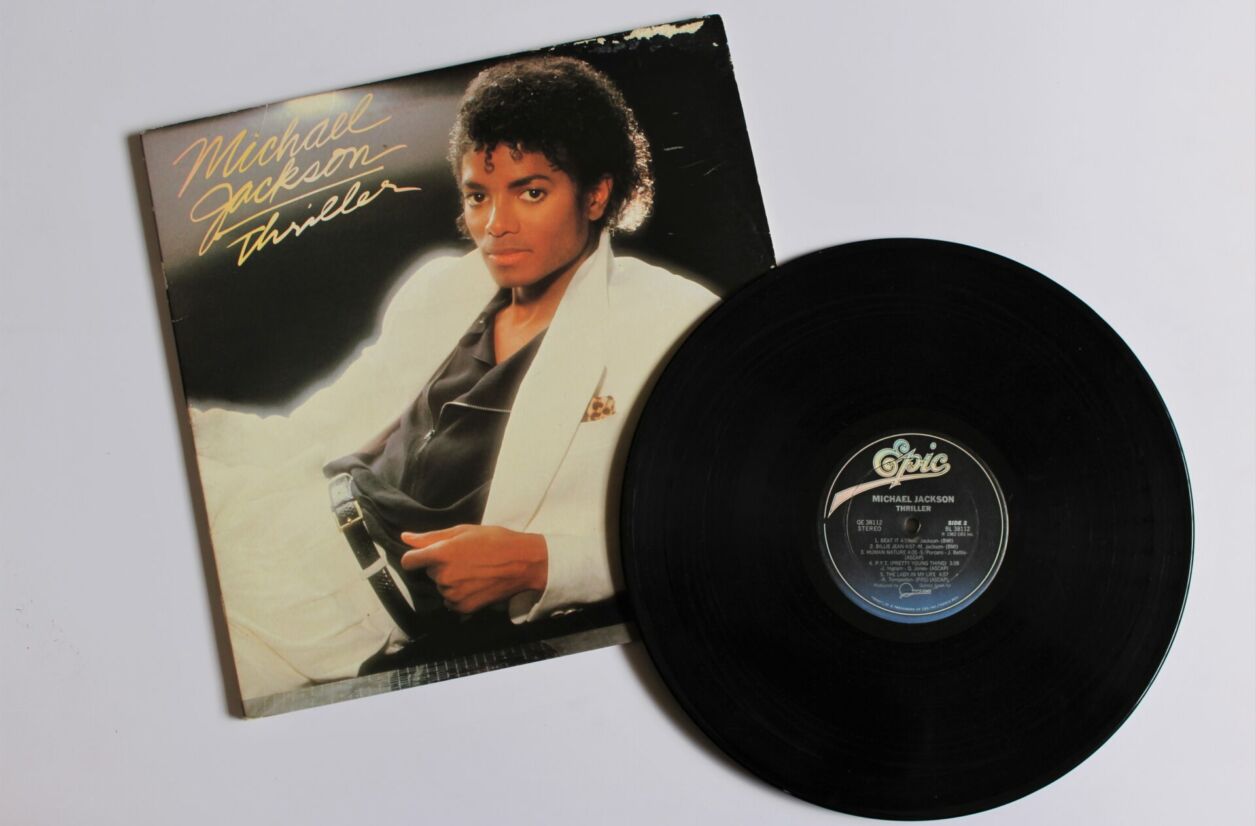 "Thriller" est l'album le plus vendu de l'histoire de la musique : entre 70 et 100 millions d'exemplaires.