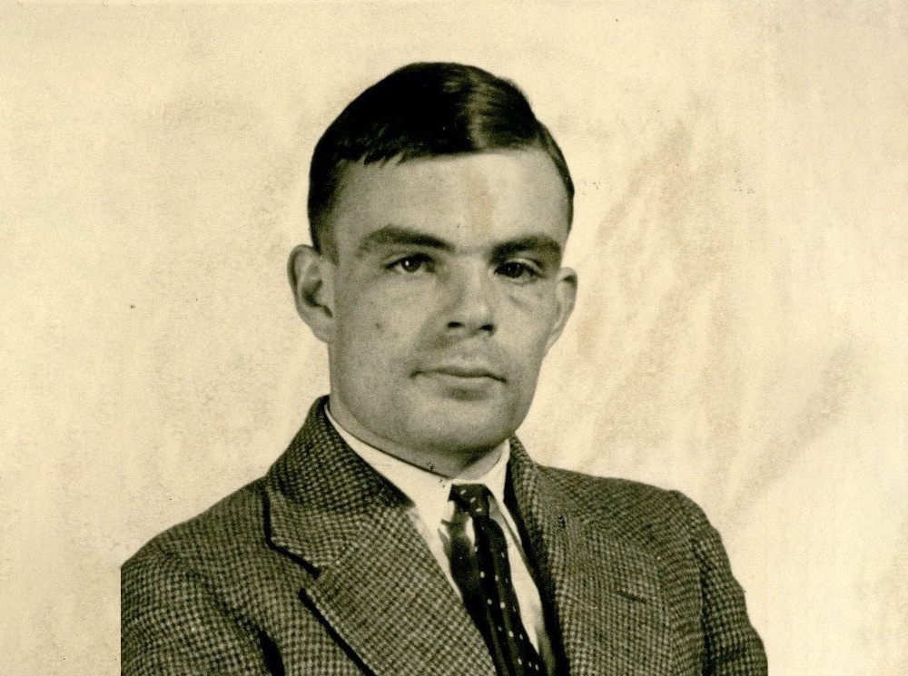 À l'origine : qui est Alan Turing, pionnier de l'informatique et de l'intelligence artificielle ?