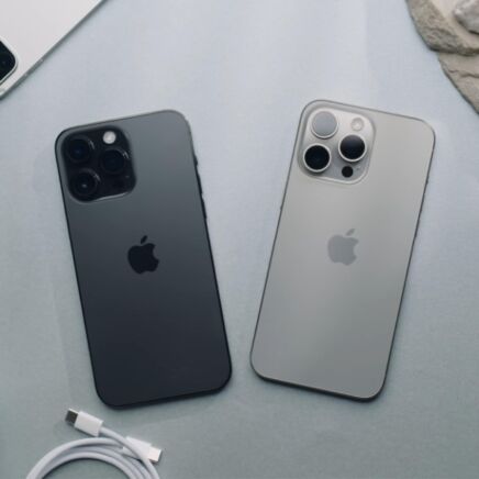 La décision d'Apple de ne pas fournir d'accessoires avec les iPhone 12  stimulera ses ventes d'écouteurs sans fil et de chargeurs - Tech Lab