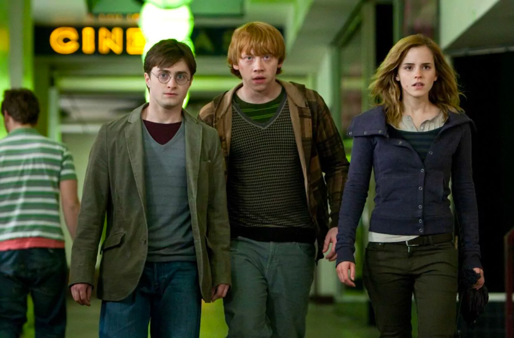 Harry, Ron et Hermione dans le septième film “Harry Potter“.
