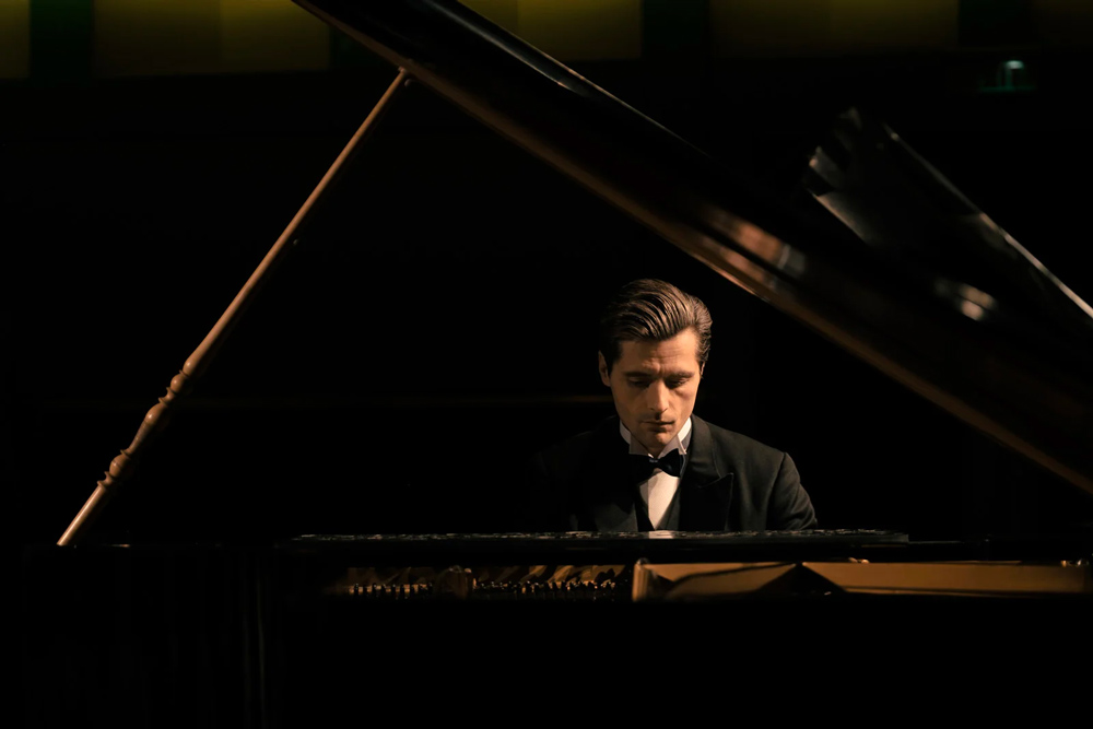 Raphaël Personnaz incarne Maurice Ravel dans Boléro.